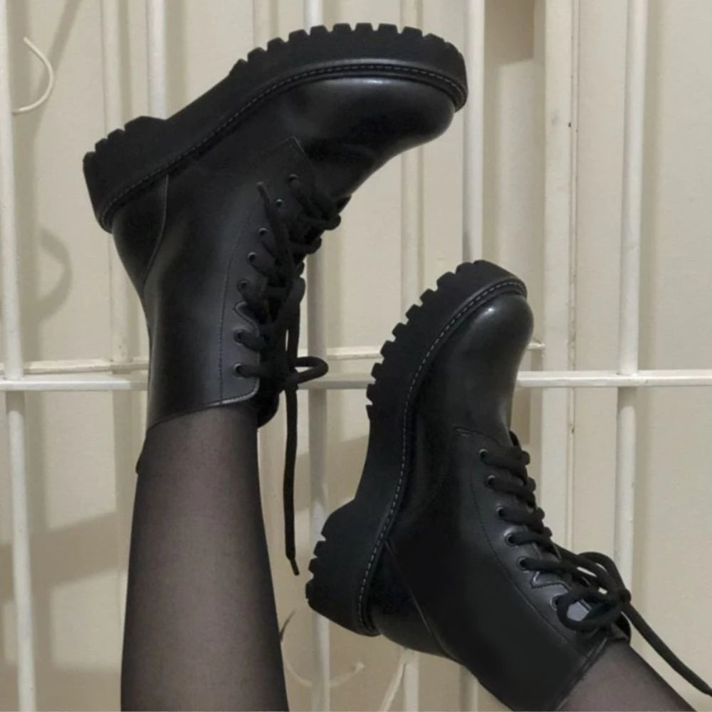Bota Coturno Feminina Tratorada de Cano Curto